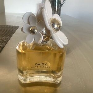 Marc Jacobs Daisy Perfume with White and Gold Floral Accents